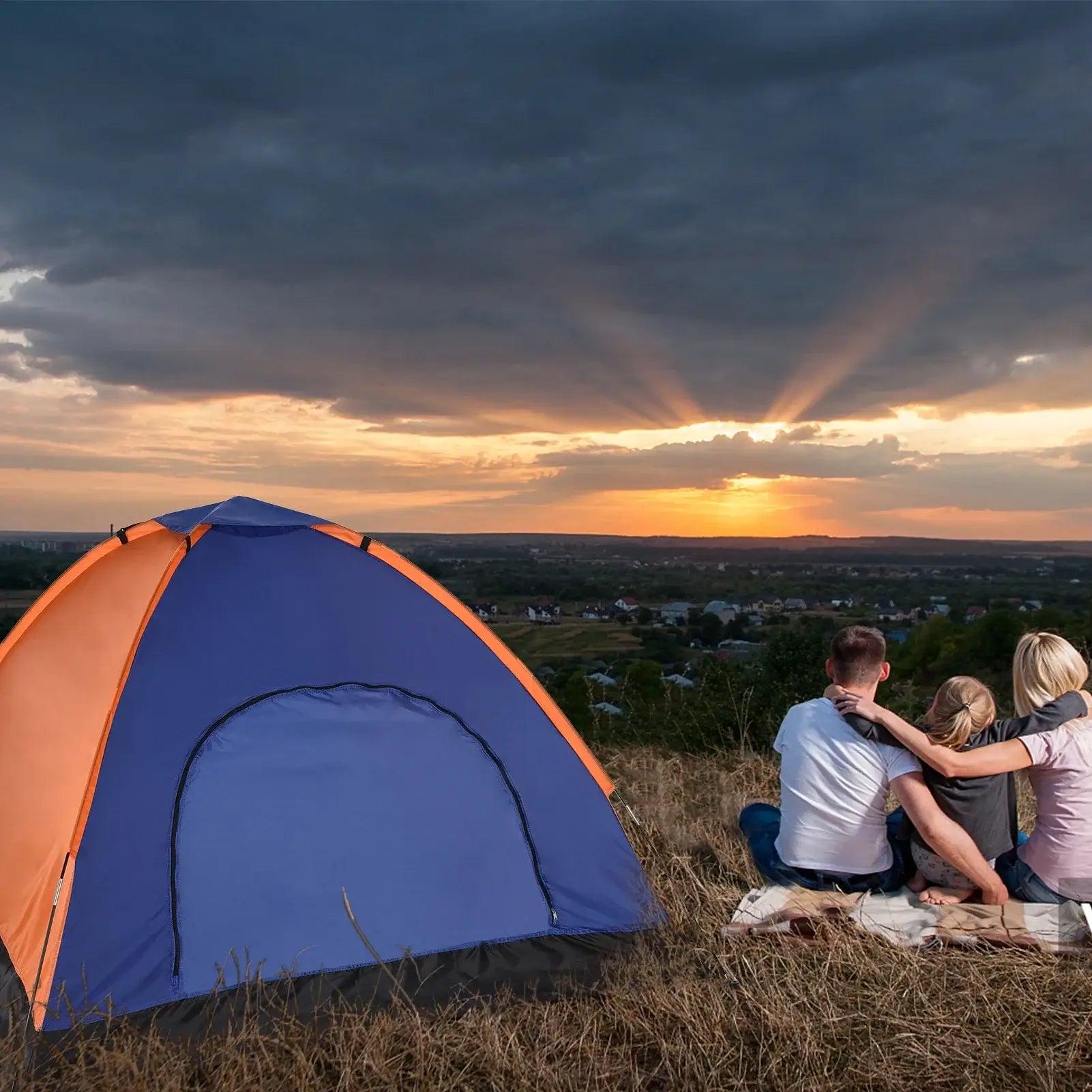 Tente de randonnée montée en bivouac au coucher du soleil